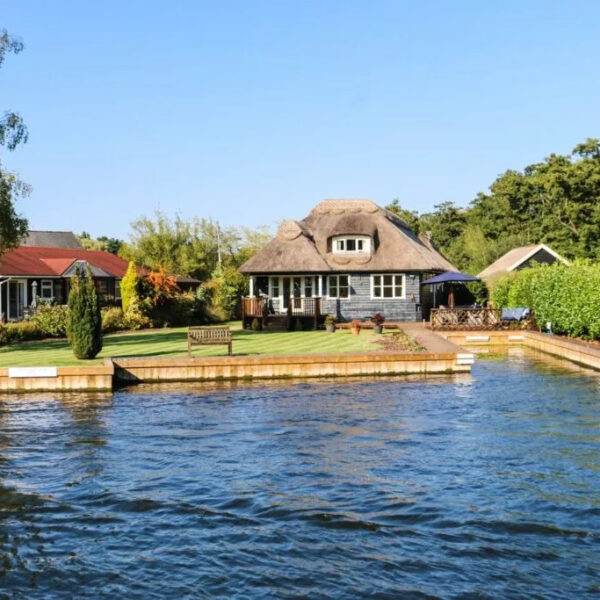 Ideal for an angling holiday - Waters Edge Cottage in Wroxham, Norfolk