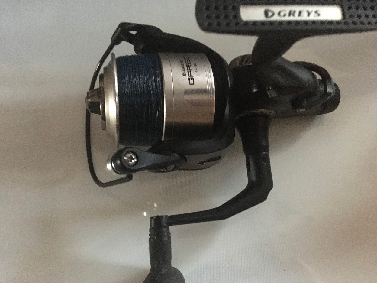 This is the free-spool offering from Greys. It is not a bad effort, it just doesn’t stack up when compared with a genuine Shimano Baitrunner. Greys make some fantastic rods and have a reputation for quality gear. This reel is a great first try but maybe it proves that they should possibly stick to what they do best… rods! The oddity of this reel, and the reason it is included here, is that it is a bit of an oddball hybrid, being both a Front Drag reel and a Rear Drag reel with its rear mounted free-spool drag control. 