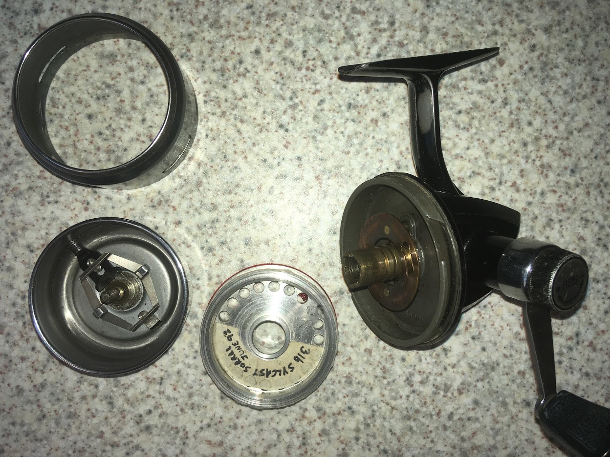 An old original Abu 506. Much smaller in diameter than the Goldmax (see other illustrations) this reel also was fitted with just one line pick up pin. The improved Abu later models like the 704 and 1044 benefit from two pick up pins and anti-reverse switches but still don’t have the overall performance of the 507 Goldmax reels.